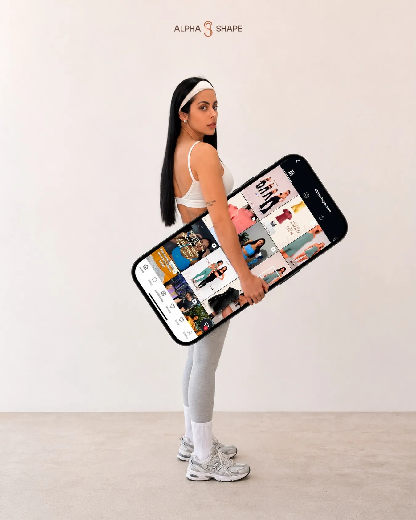 Mulher segurando mockup celular